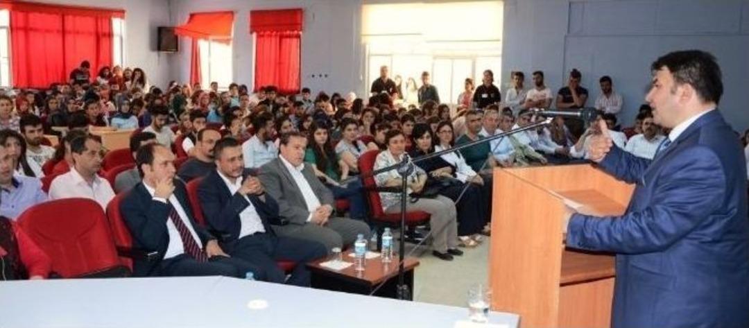 Şaphane Myo&rsquo;da &ldquo;ab S&uuml;recinde T&uuml;rkiye&rsquo;nin Kimlik Sorunları&rdquo; Konferansı