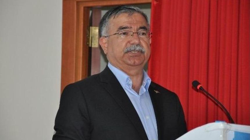 Milli Savunma Bakanı Yılmaz Gen&ccedil;lerle Buluştu