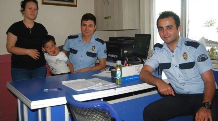 Polis Kaybolan &Ccedil;ocuğu Ailesine Teslim Etti