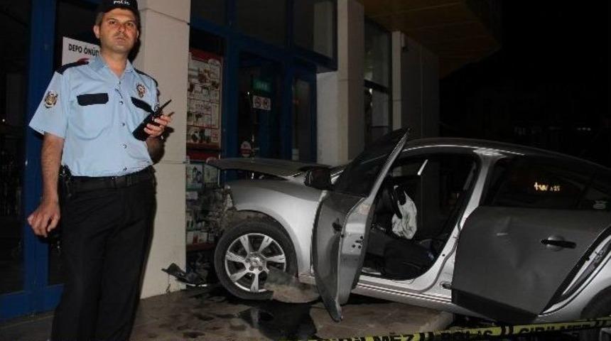 Silahla Ateş A&ccedil;ılan Otomobil Başka Bir Otomobille &Ccedil;arpıştı: 4 Yaralı