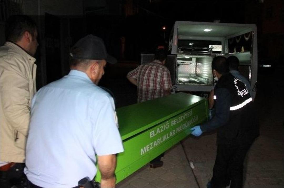 Yaşlı Koca, Karısını 13 Yerinden Bı&ccedil;aklayarak &Ouml;ld&uuml;rd&uuml;