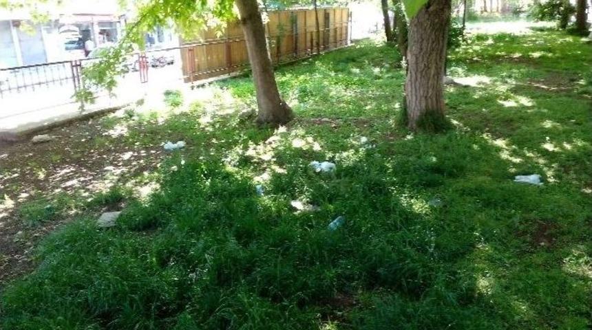 Cami Bah&ccedil;esindeki &Ccedil;&ouml;plere Vatandaşlardan Tepki