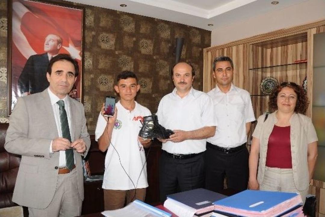 Mucit &Ccedil;ocuğa Altın &Ouml;d&uuml;l