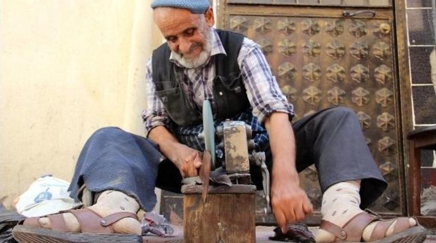 Mehmet Dede Bı&ccedil;ak Bileyerek 2 &Ccedil;ocuğuna &Uuml;niversite Okutuyor