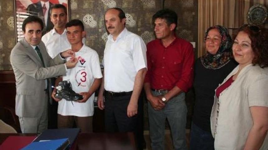 K&uuml;&ccedil;&uuml;k Mucit Altınla &Ouml;d&uuml;llendirildi