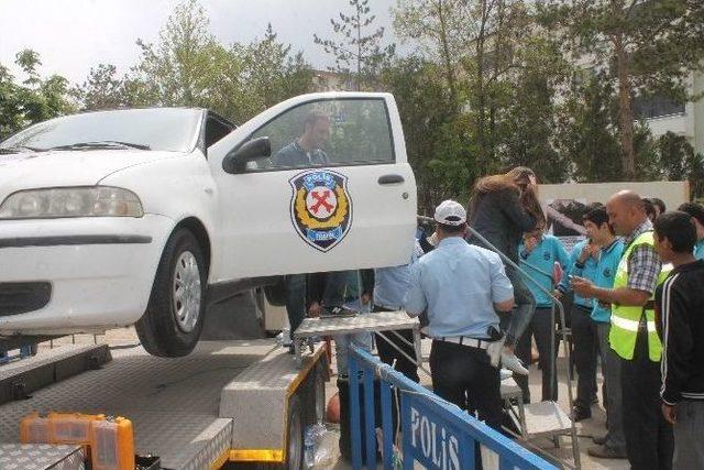 Emniyet Kemerinin Önemini Yaşayarak Öğrendiler