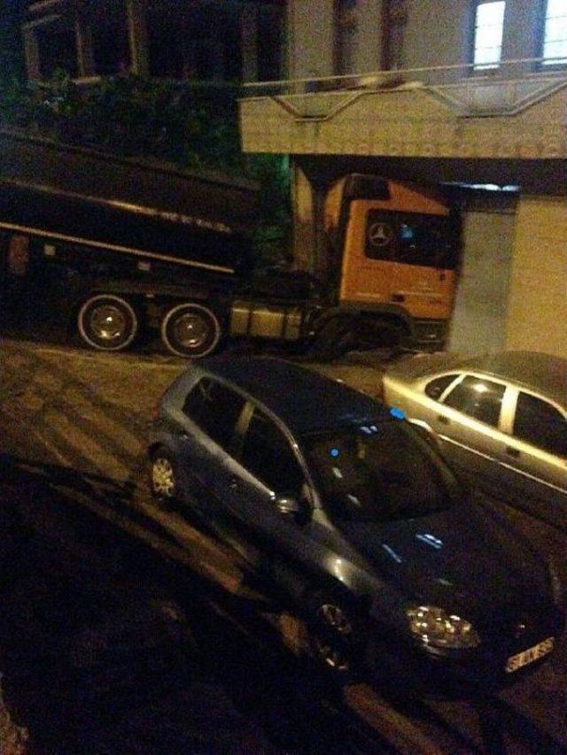 Trabzon'da Otomobil Tankere Çarptı: 1 Ölü,1 Yaralı