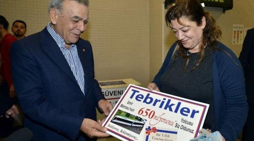 İzmir Metrosunun 650 Milyonuncu Yolcusuna S&uuml;rpriz