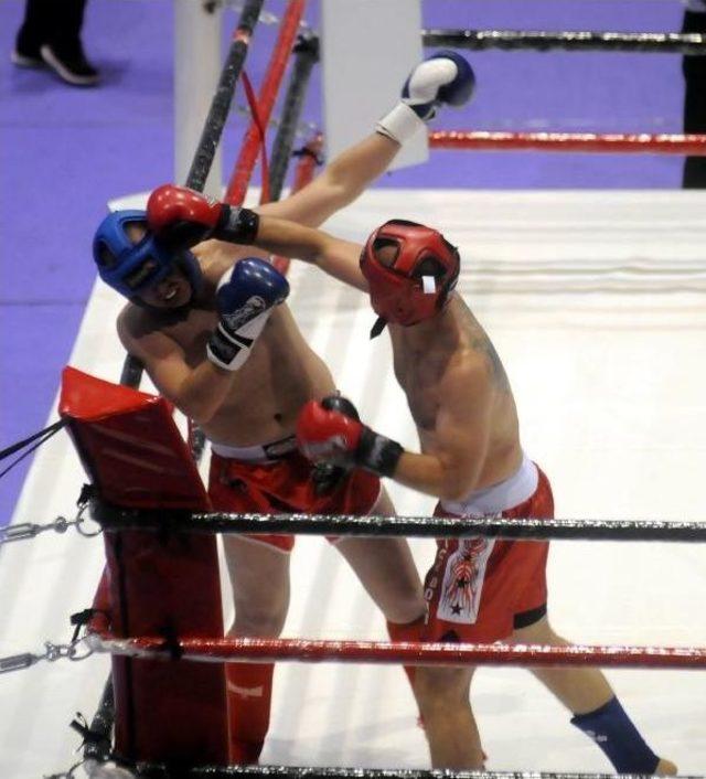 İzmir'de Kick Boks Rüzgarı