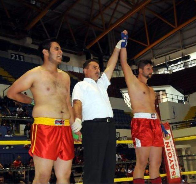 İzmir'de Kick Boks Rüzgarı