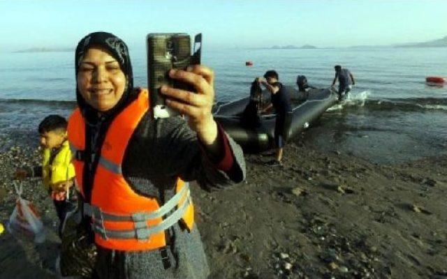 Suriyeli Kaçaklar İstanköy'de Karaya Çıkar Çıkmaz Namaz Kıldı