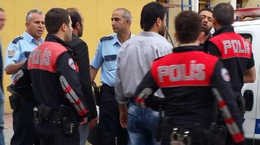 Cinayet Davasının Tarafları Adliye &Ouml;n&uuml;nde Birbirine Girdi: 1 Yaralı