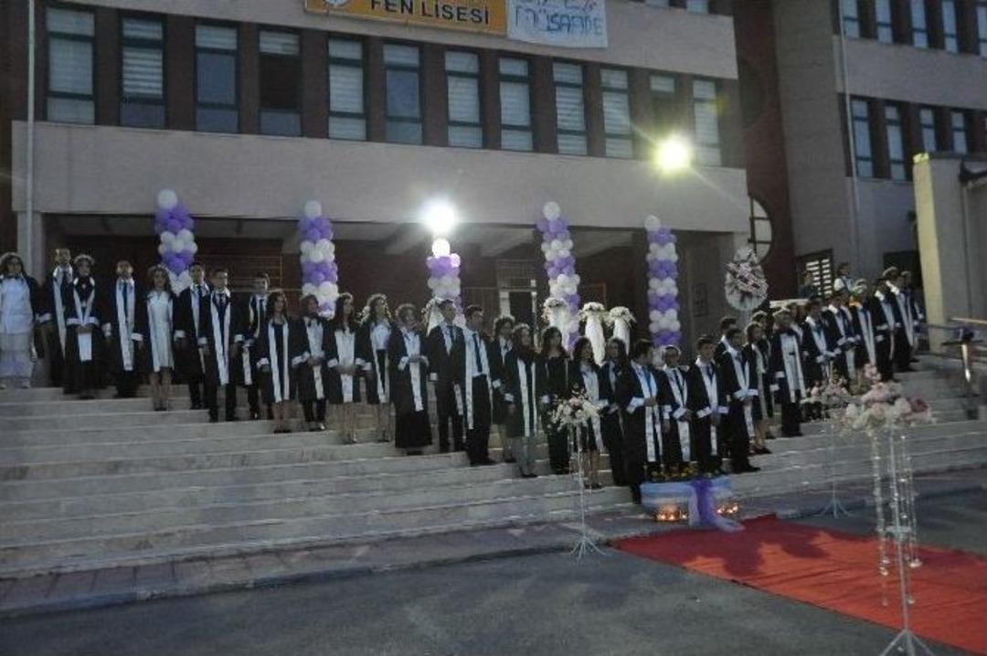 Boz&uuml;y&uuml;k Fen Lisesi İlk Mezunlarını Verdi