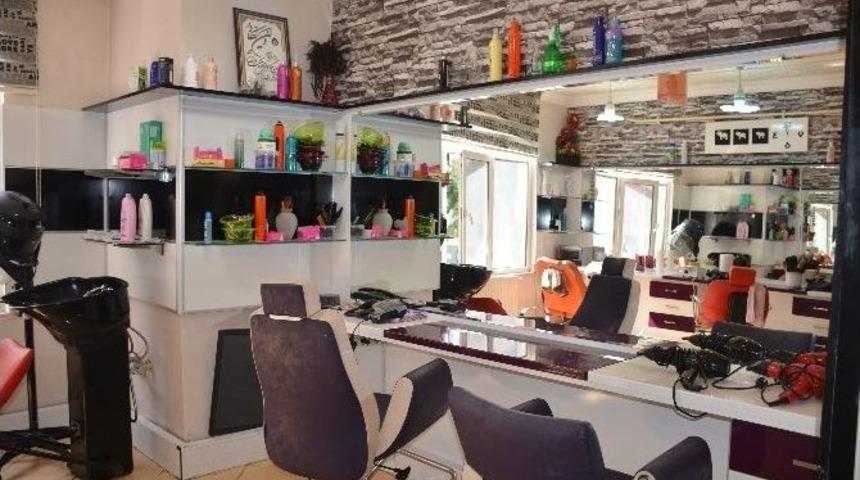 D&uuml;ğ&uuml;n Sezonu Bayan Kuaf&ouml;rlerin Y&uuml;z&uuml;n&uuml; G&uuml;ld&uuml;rd&uuml;