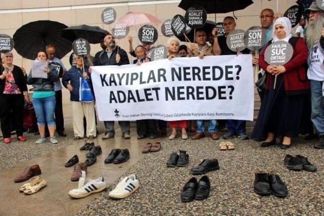 Cumartesi Anneleri'nden Adliye Önünde Bağsız Ayakkabı Eylemi