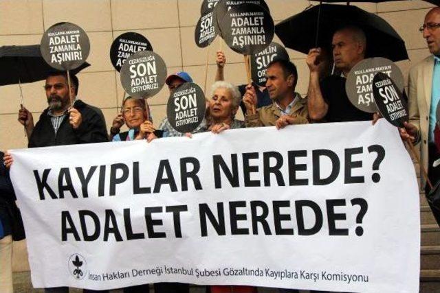 Cumartesi Anneleri'nden Adliye Önünde Bağsız Ayakkabı Eylemi