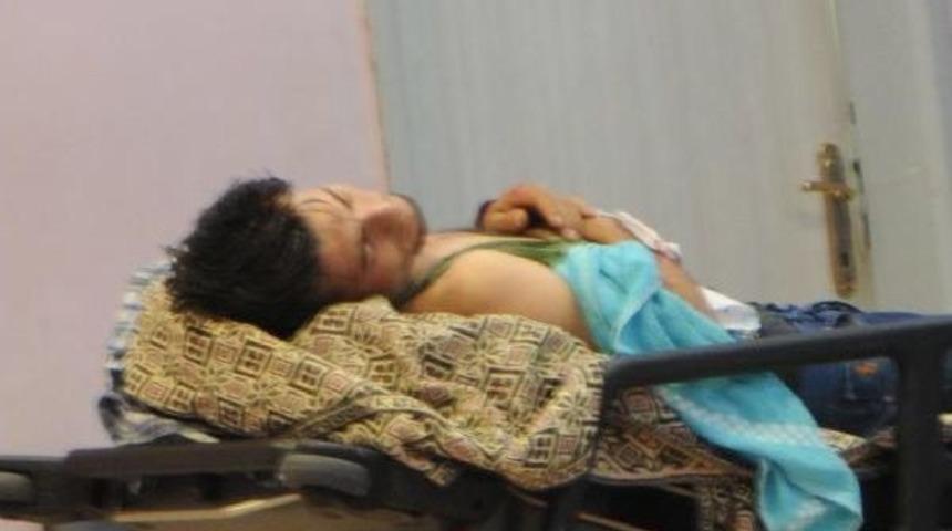 Sinir Krizi Ge&ccedil;iren Suriyeli Gen&ccedil; Elini Kesti