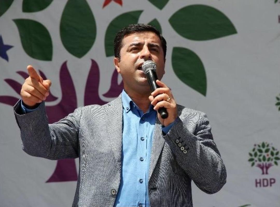 Demirtaş: &ldquo;davutoğlu, Kendi Kendini Yok Etme Kampanyası Y&uuml;r&uuml;t&uuml;yor&rdquo;