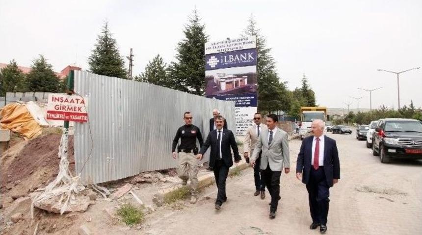 Vali &Ouml;zt&uuml;rk Ahlat Avm İnşaatında İncelemelerde Bulundu