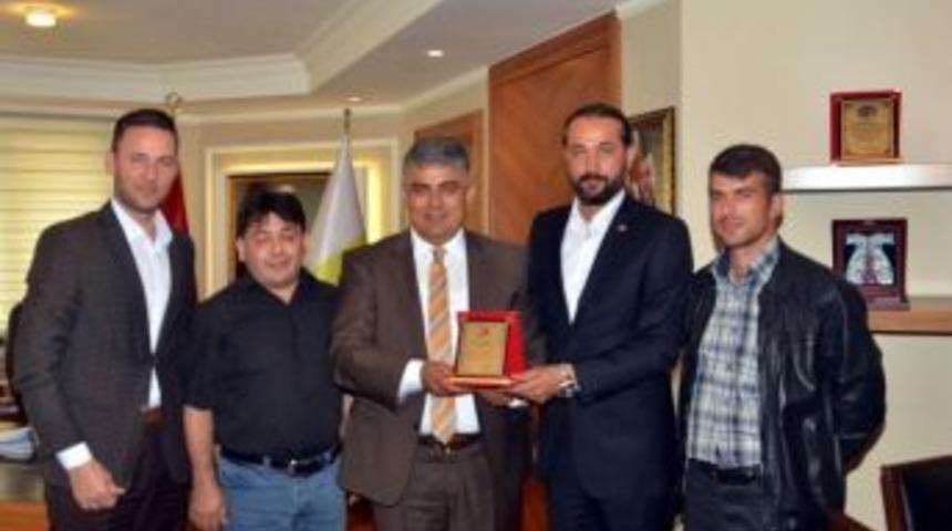 Başkan &Ouml;zg&uuml;ven&rsquo;e Teşekk&uuml;r Plaketi