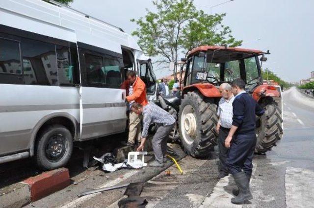Sorgun'da Minibüs Traktöre Çarpıştı: 6 Yaralı