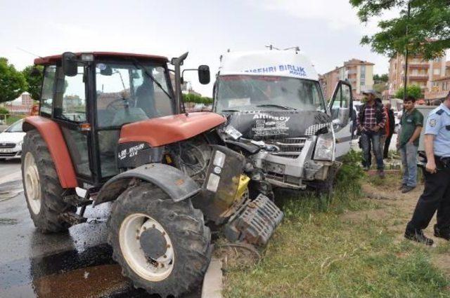 Sorgun'da Minibüs Traktöre Çarpıştı: 6 Yaralı