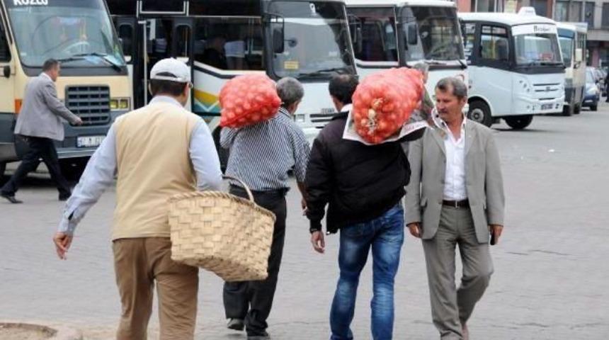 Kozlu'da Belediye Halka 50 Ton &Uuml;cretsiz Soğan Dağıttı