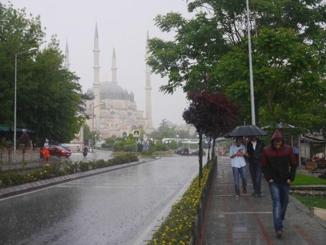 Edirne&rsquo;de Sağanak Yağış Etkili Oldu
