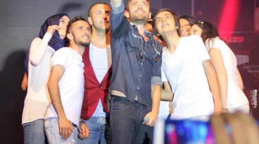 Şarkıları Işaret Diline &Ccedil;evrildi