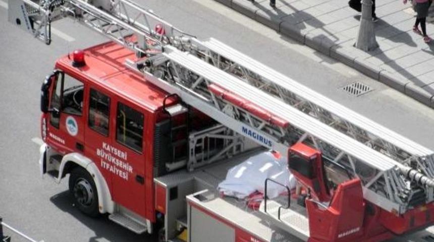 Başbakan&rsquo;In Ilanı R&uuml;zgara Dayanamadı, Itfaiye Ve Elektrik Şirketi Seferber Oldu