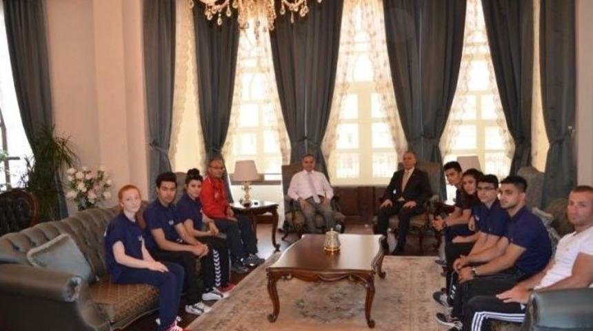 Vali Tapsız, Milli Sporcuları Avrupa Şampiyonasına Uğurladı