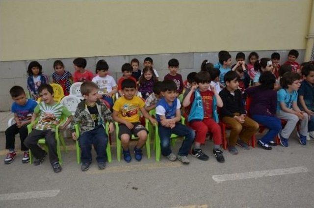 Erzincan’da Çocuklara Diş Macunu Ve Diş Fırçası Dağıtıldı