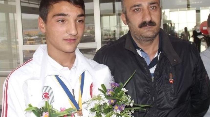 Avrupa Şampiyonu Boks&ouml;re Coşkulu Karşılama