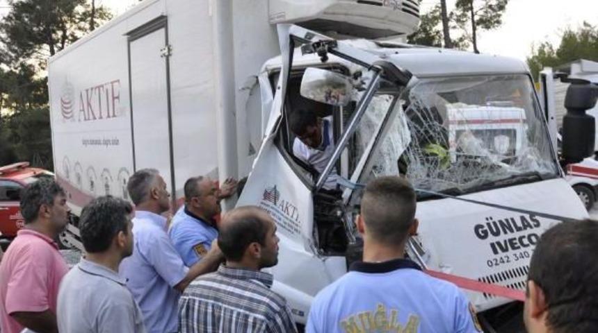 Kamyon Kamyona Arkadan &Ccedil;arptı: 1 Yaralı