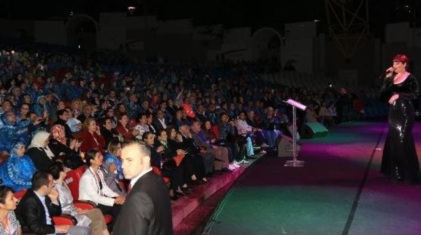 Zara&rsquo;dan Yağmur Altında M&uuml;zik Ş&ouml;leni