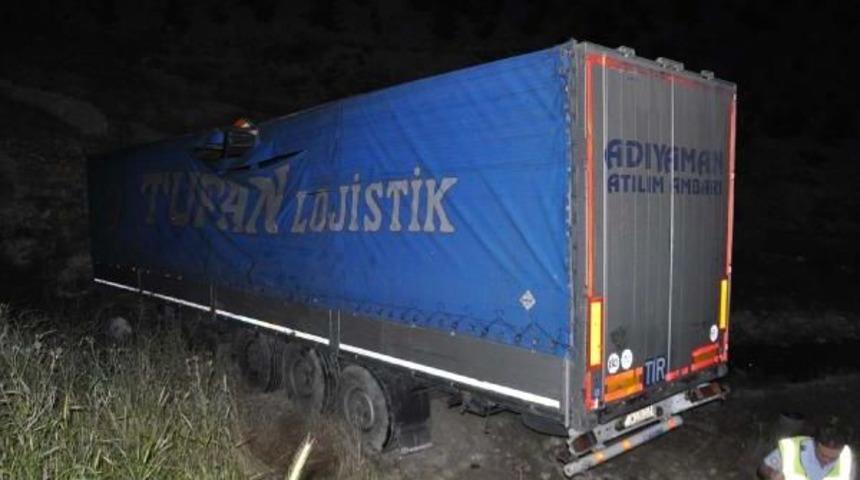 Tır Dereye Yuvarlandı: 1 Yaralı