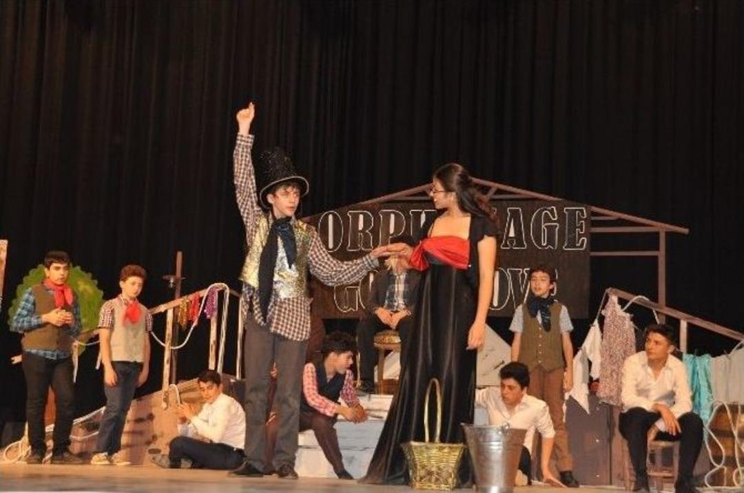 Gkv&rsquo;liler Oliver Twist M&uuml;zikalini Sahneledi