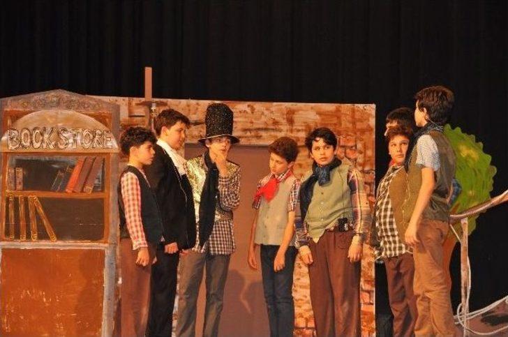 Gkv’liler Oliver Twist Müzikalini Sahneledi G1