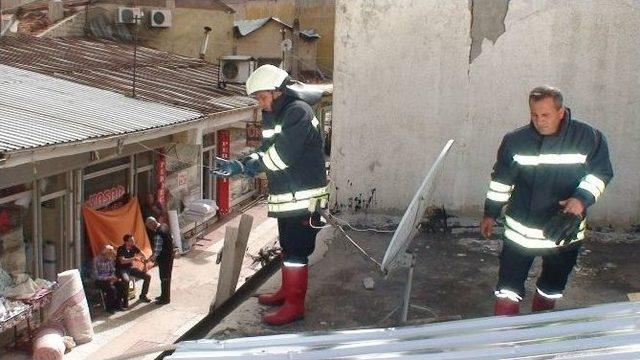 Çatıda Mahsur Kalan Kediyi İtfaiye Kurtardı