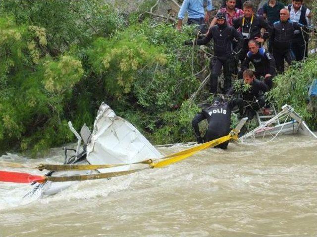 Zap Suyu'na Düşen Kamyonette Kaybolan 2 Kişi Aranıyor