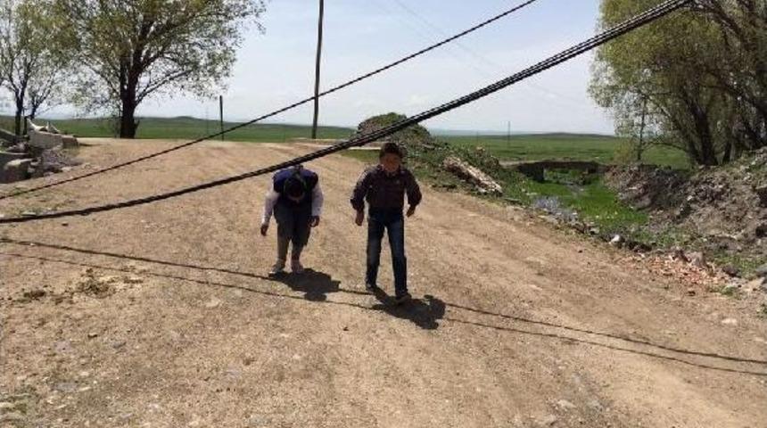 Devrilen Telefon Direklerinin Kaldırılmamasına Tepki