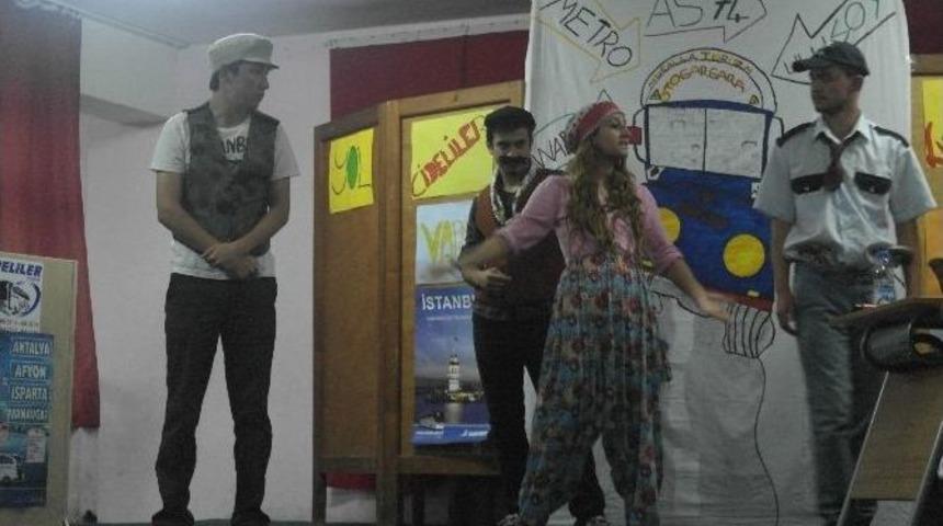 &Uuml;niversite &Ouml;ğrencilerinden Tiyatro G&ouml;sterisi