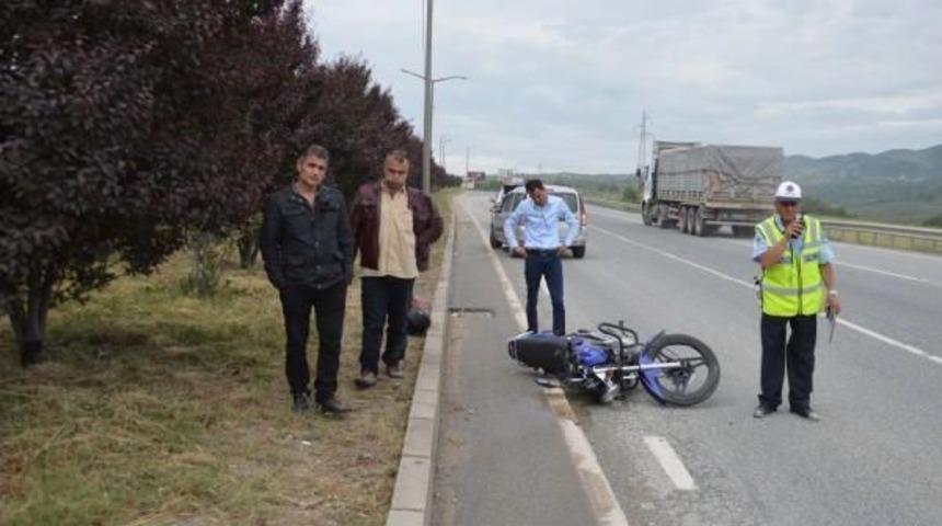 Kask Takan Motosiklet S&uuml;r&uuml;c&uuml;s&uuml; Kazada Hafif Yaralandı