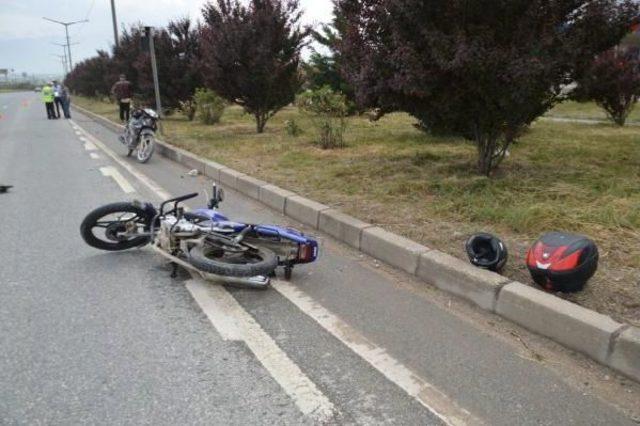 Kask Takan Motosiklet Sürücüsü Kazada Hafif Yaralandı