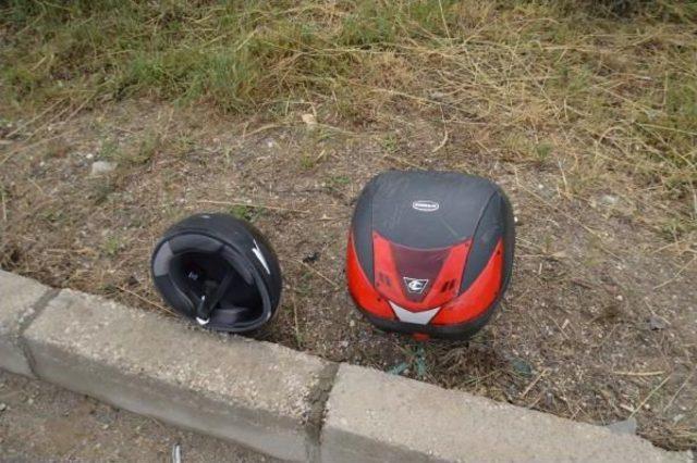 Kask Takan Motosiklet Sürücüsü Kazada Hafif Yaralandı