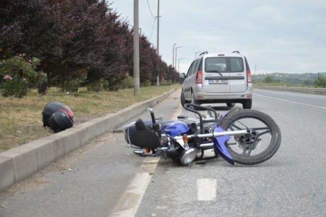 Kask Takan Motosiklet Sürücüsü Kazada Hafif Yaralandı