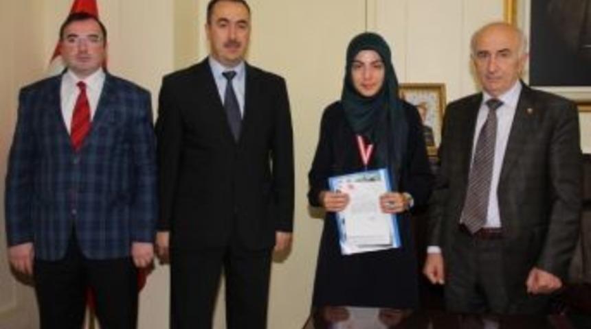 Hat Ve Kaligrafi Dalında T&uuml;rkiye &Uuml;&ccedil;&uuml;nc&uuml;s&uuml; Olan &Ouml;ğrenci Vali Tarafından &Ouml;d&uuml;llendirildi