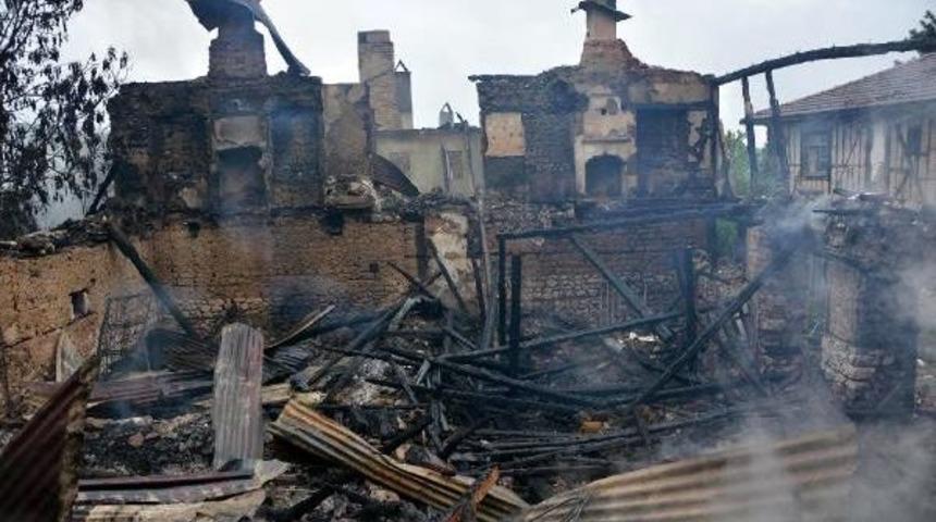 Karab&uuml;k'de 3 Ev Yandı