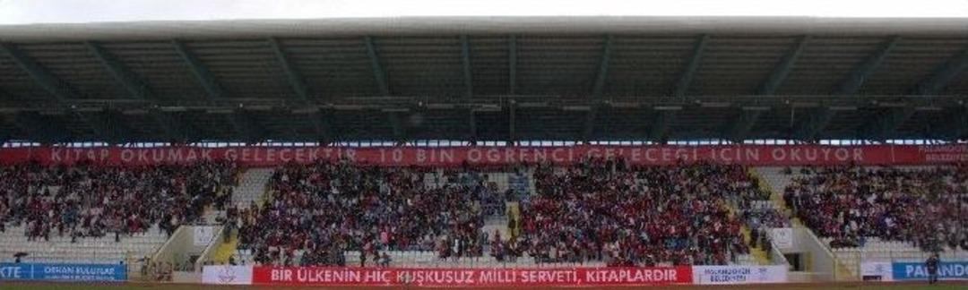 Erzurum&rsquo;da 11 Bin İlk&ouml;ğretim &Ouml;ğrencisi Stadyumda Kitap Okuyarak D&uuml;nya Rekoru Kırdı