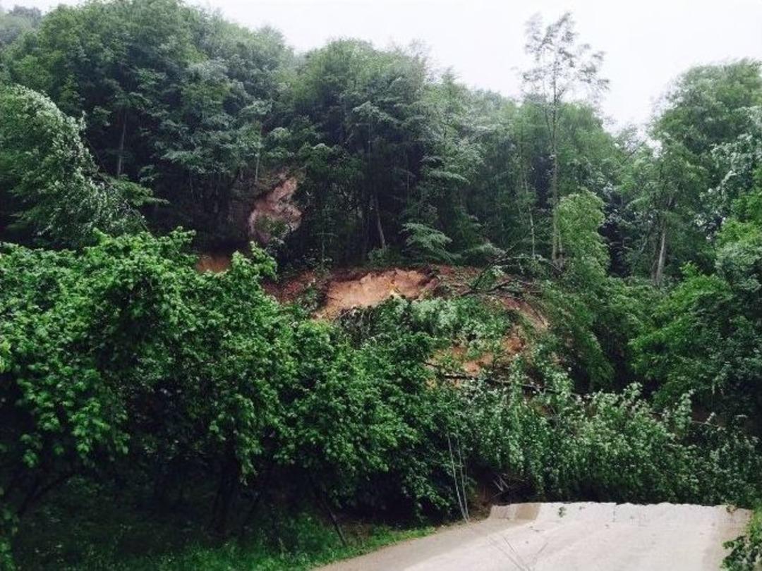 &Ccedil;ınard&uuml;z&uuml; K&ouml;y&uuml; Yolu Heyelan Nedeniyle Kapandı